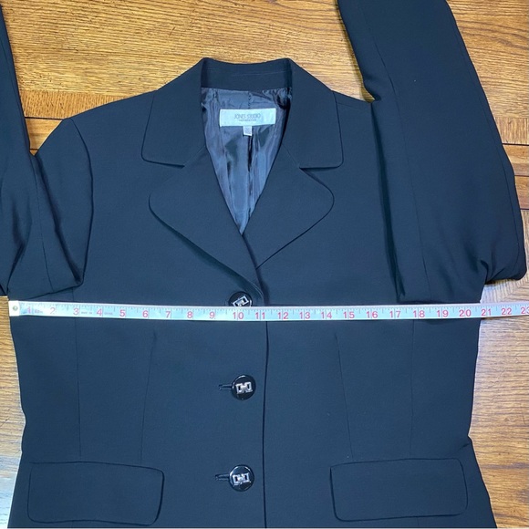 Jones Studio Separates Black Single Breasted Three Button Blazer/Jacket
Size 12 - Picture 5 of 10